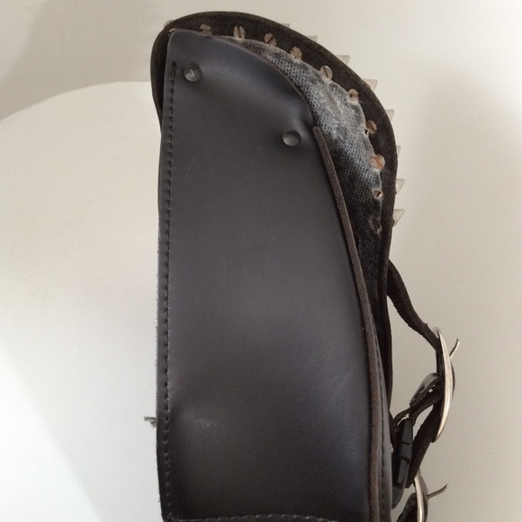 Harley Davidson motorcycle leather saddlebag - Picture 5 of 15